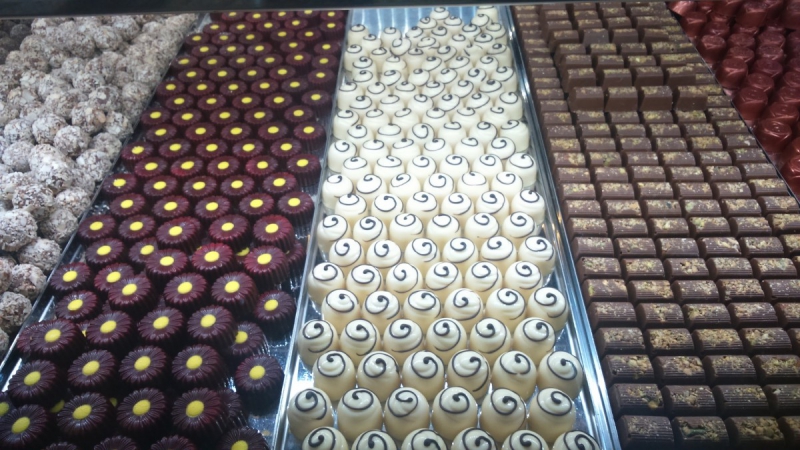 boutique-TOURRETTES-min_chocolates_milk_chocolate_white_chocolate_truffles_candy_food_treat_cacao-1213769